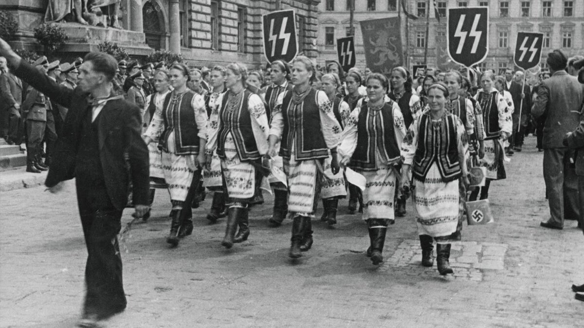 Парад во Львове в годы немецкой оккупации.