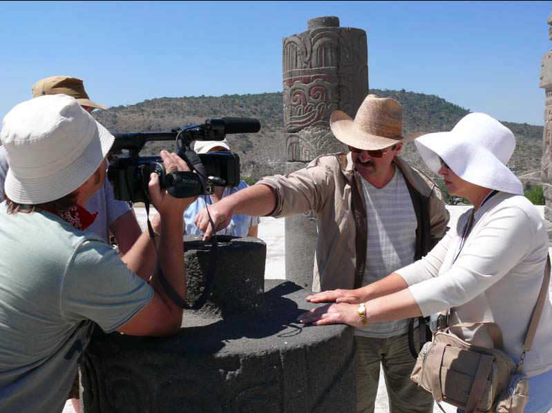 Цилиндрические блоки в Туле. Изображение взято из книги А. Ю. Склярова «Древняя Мексика без кривых зеркал», издательство ВЕЧЕ, 2009