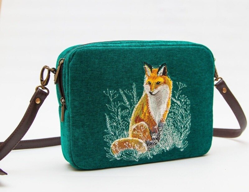 Фото livemaster.ru/item/41951194-sumki-i-aksessuary-sumka-cherez-plecho-izumrudnaya-s-vyshivko