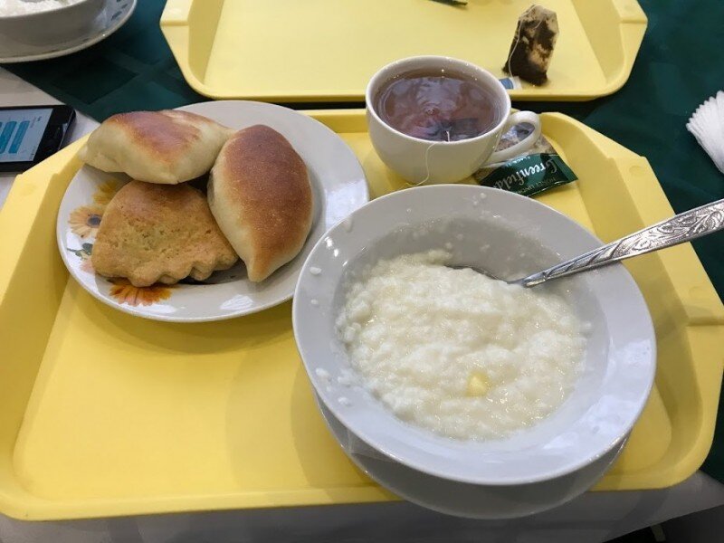 Кашу как будто с половника наотмашь в тарелку кинули, судя по брызгам.