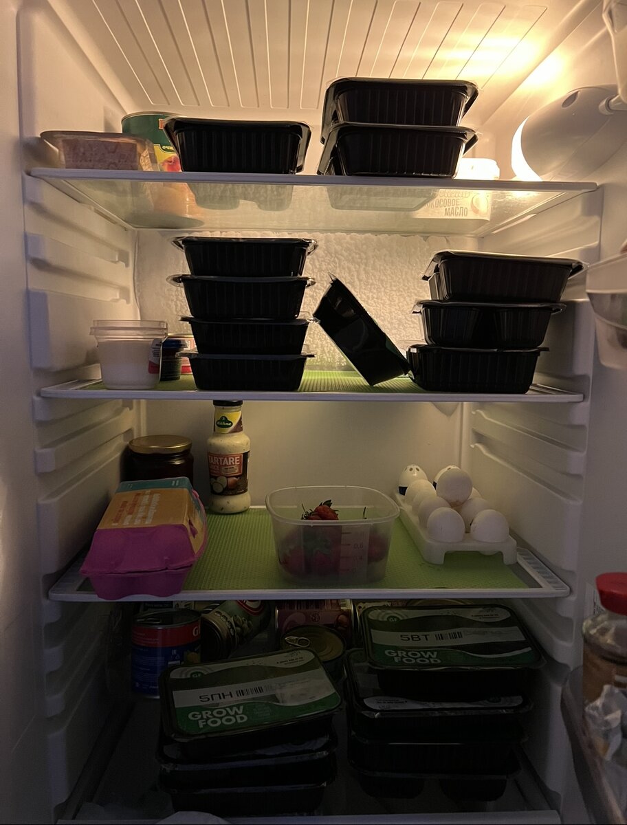  GROW FOOD — рацион на дом. Плюсы и минусы Холодильник заставлен пластиком. Маленькие чёрные коробочки напоминают: теперь ты ешь только ту еду, что в них. Ни крошки больше. Нет, нет.