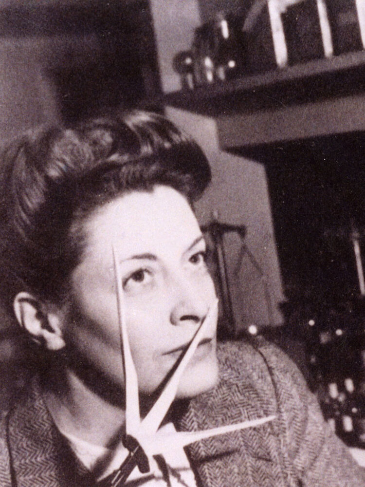 Жермен Селье (Germaine Cellier) (1909-1976) — первая женщина-парфюмер. Известна созданием смелых, новаторских ароматов, таких как «Bandit» (1944) и «Fracas» (1948). Селье стала одной из первых выдающихся женщин парфюмеров, в то время, когда в парфюмерной промышленности доминировали мужчины. Материал взят из свободного источника.