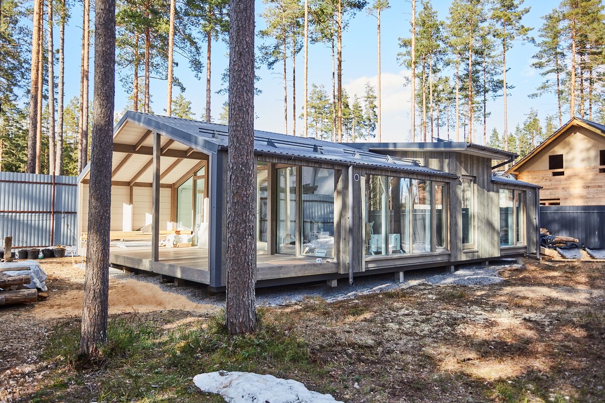 Площадь застройки - 96 м²
Габариты дома (ВхШхД) - 3,2х8х12 
Полезная площадь дома - 65 м²
Площадь веранды - 24 м²
Высота потолков - 1.85-3,1м