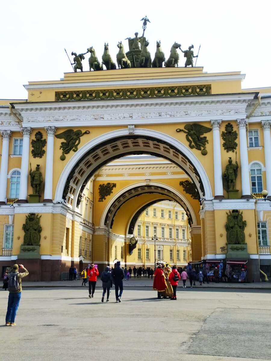 Арка Главного штаба является символом победы Российской империи над наполеоновской Францией. По одной из легенд коллеги Росси усомнились в надёжности Триумфальной арки. Император Николай I тогда сказал зодчему: "А что, братец, вот иностранцы сомневаются: выдержит ли арка собственный вес". Росси ответил: "Ваше величество, я поднимусь на неё во время снятия кружал, и, если она упадёт, я упаду вместе с аркой". Чтобы подтвердить качество своей работы архитектор после разбора строительных лесов вместе со всеми рабочими поднялся на арку.