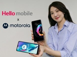 Модель показывает телефоны Motorola 5G. (LG Hellovision)