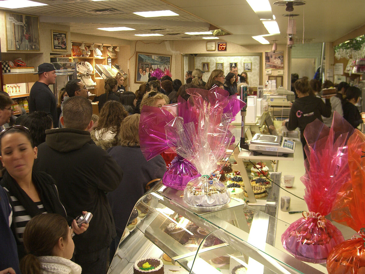 Новый год - это стресс не только для продавцов, но и для людей в огромных очередях