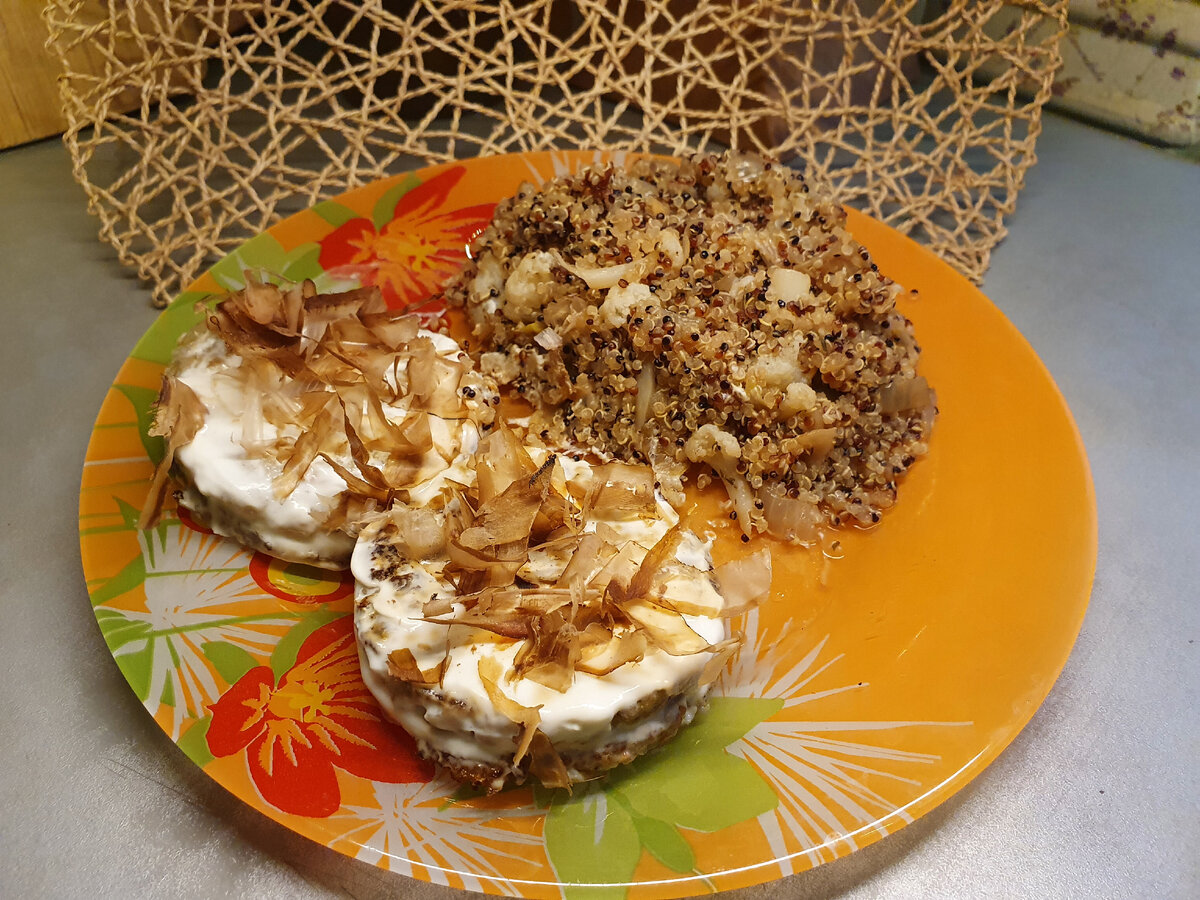 Украсила стружкой тунца, подала с киноа