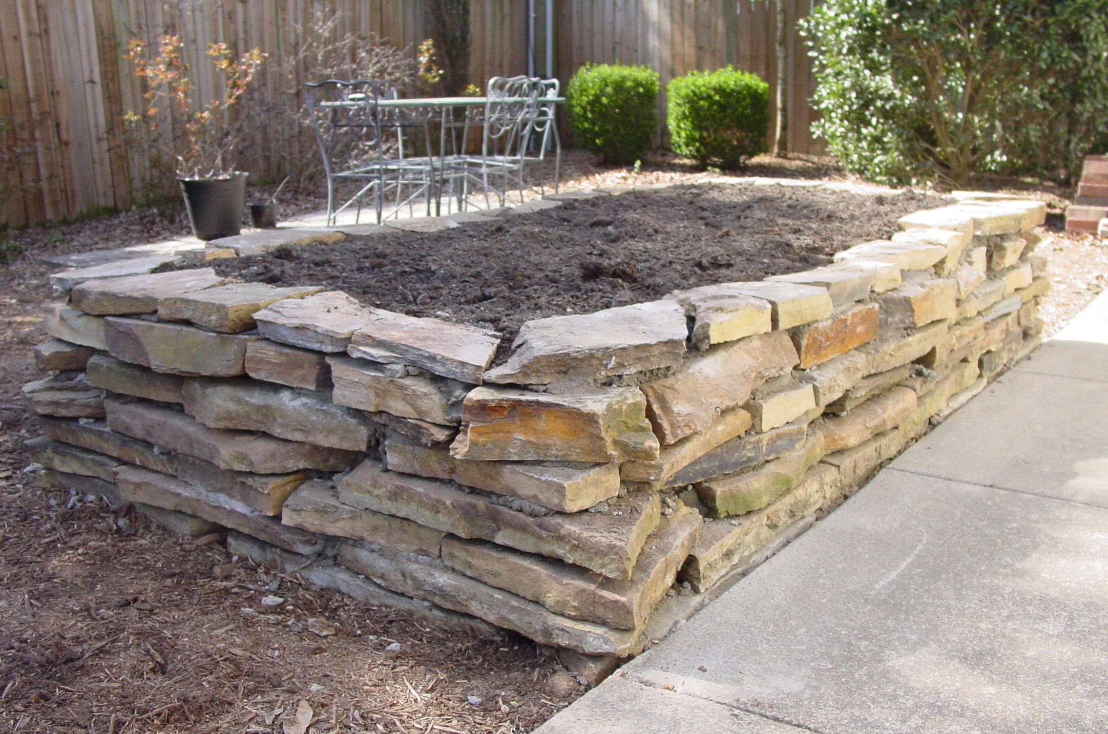 Каменные гряды в ирландии. Грядка "камень". Ограждение для грядок из камня. Габионные грядки. Гряды камней.