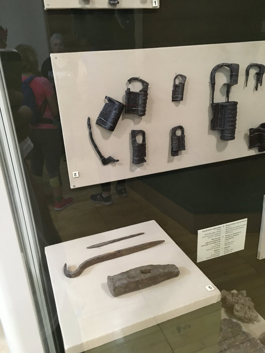 замки раннего средневековья, позиции не подписаны, просто повесили проволочкой и все(