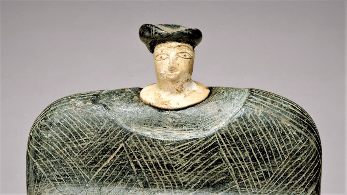 Сидящая женщина в традиционной одежде, стеатит, алебастр. Бактрия-Маргиана, конец 3 тыс. до н.э. © Метрополитен -музей, Нью-Йорк