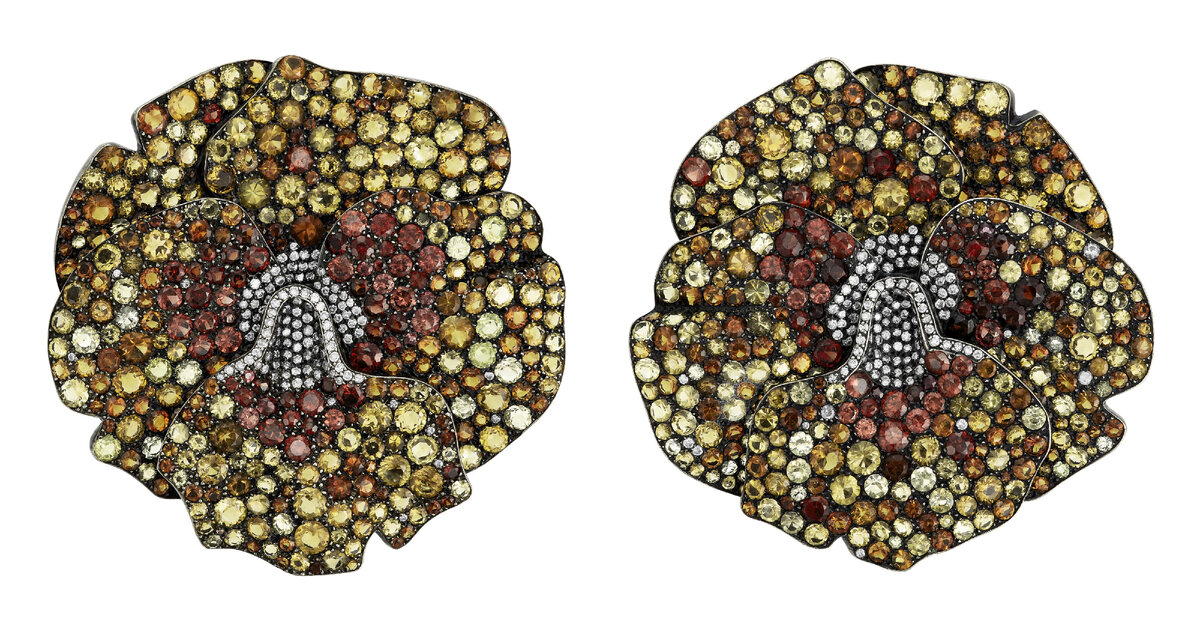 Парные броши JAR «Анютины глазки» из 18-каратного желтого золота и серебра с цитринами, гранатами и бриллиантами, 1988 год, эстимейт 100−150 тысяч долларов