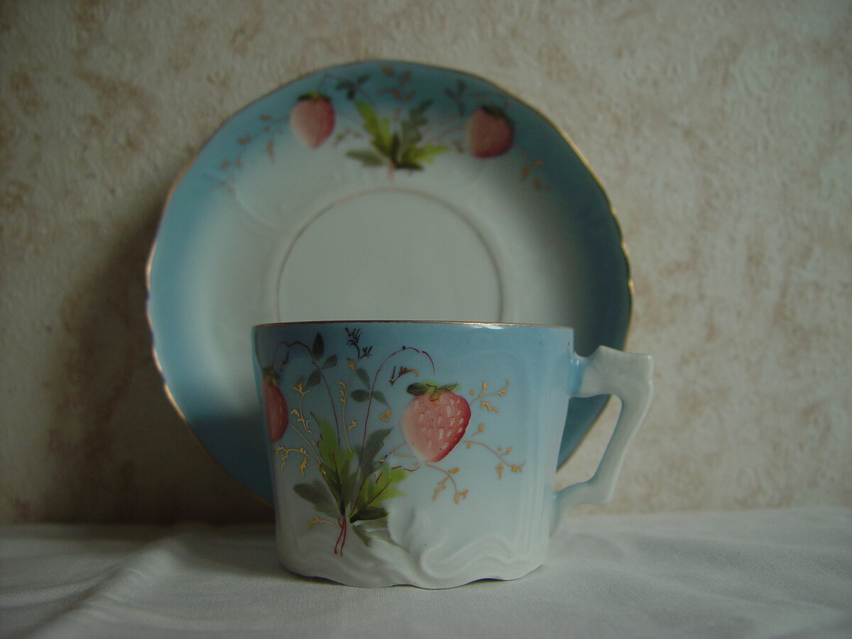 Эту чашечку вы можете увидеть у меня на аватарке. Разглядывая бабушкину посуду, даже ребёнку легко заметить разницу между даже хорошим советским ширпотребом (пусть и ЛФЗ!) и такой вещицей. Насмотрелся в детстве, а после 50-ти стал фарфороголиком!