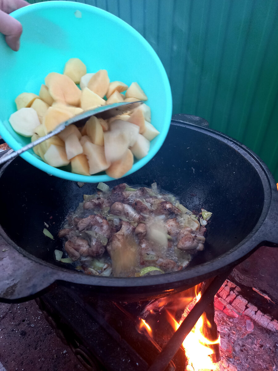 Картошка с курицей в казане на костре | Лина | Дзен