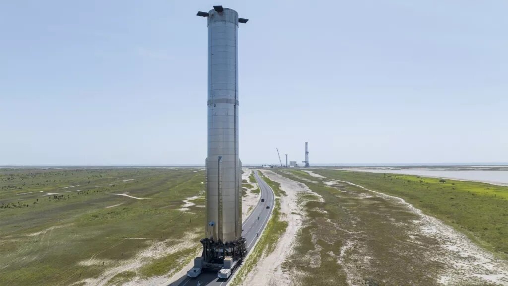 Сверхтяжелая ракета-носитель SpaceX Booster 7 вылетит на испытательную площадку на базе Starbase компании в Бока-Чика, штат Техас, 23 июня 2022 года. (Фото предоставлено: SpaceX)