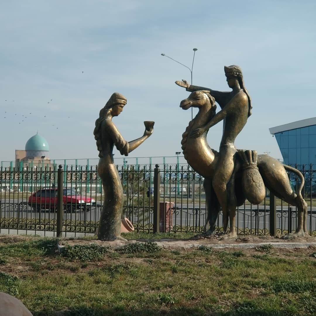 Статуи в Узбекистане, по которым видно семейный порядок 