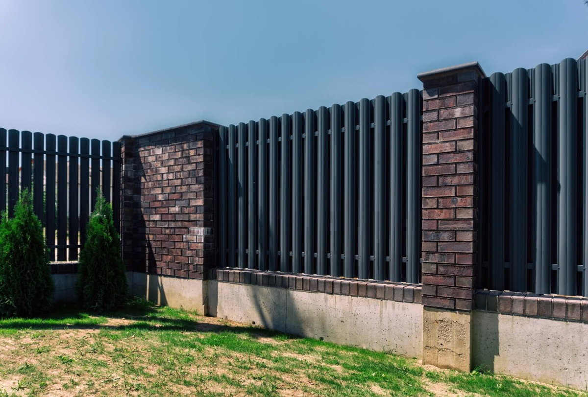 забор из штакетника. деревянные заборы и ограждения. красный забор профнастил. первый забор. гозекский круг обсерватория.