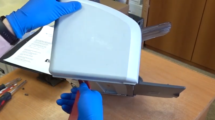 Лопаточкой для съема корпуса открываем защелки снизу, сзади и сверху