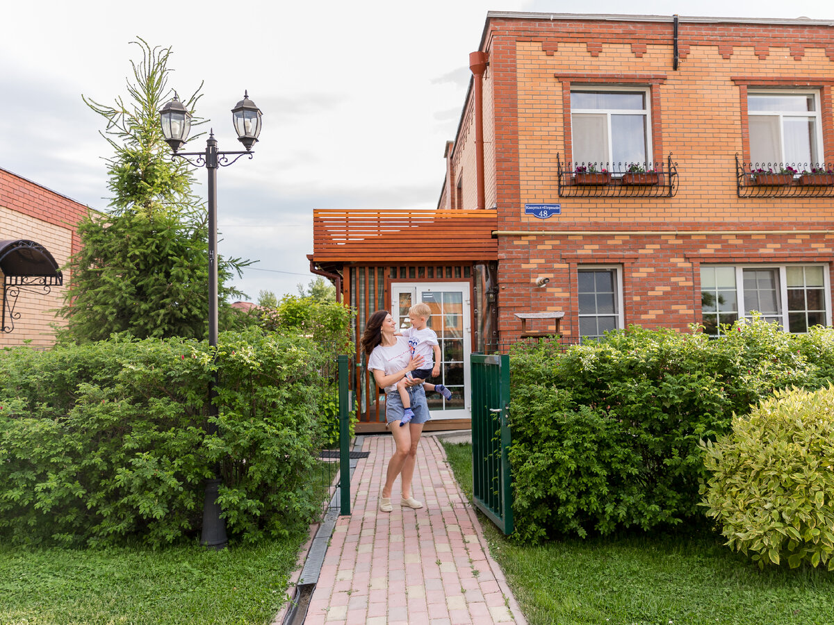Это вовсе не та загородная жизнь, какую я представляла. Все аккуратно, добротно, в европейском стиле