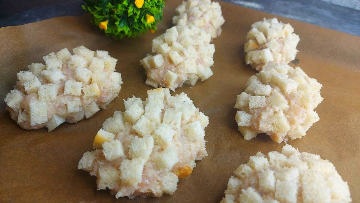 Котлеты в хлебных кубиках рецепт с фото Просто обваляла фарш в хлебных кубиках. Сочное мясо, хрустящая корочка. Рецепт н