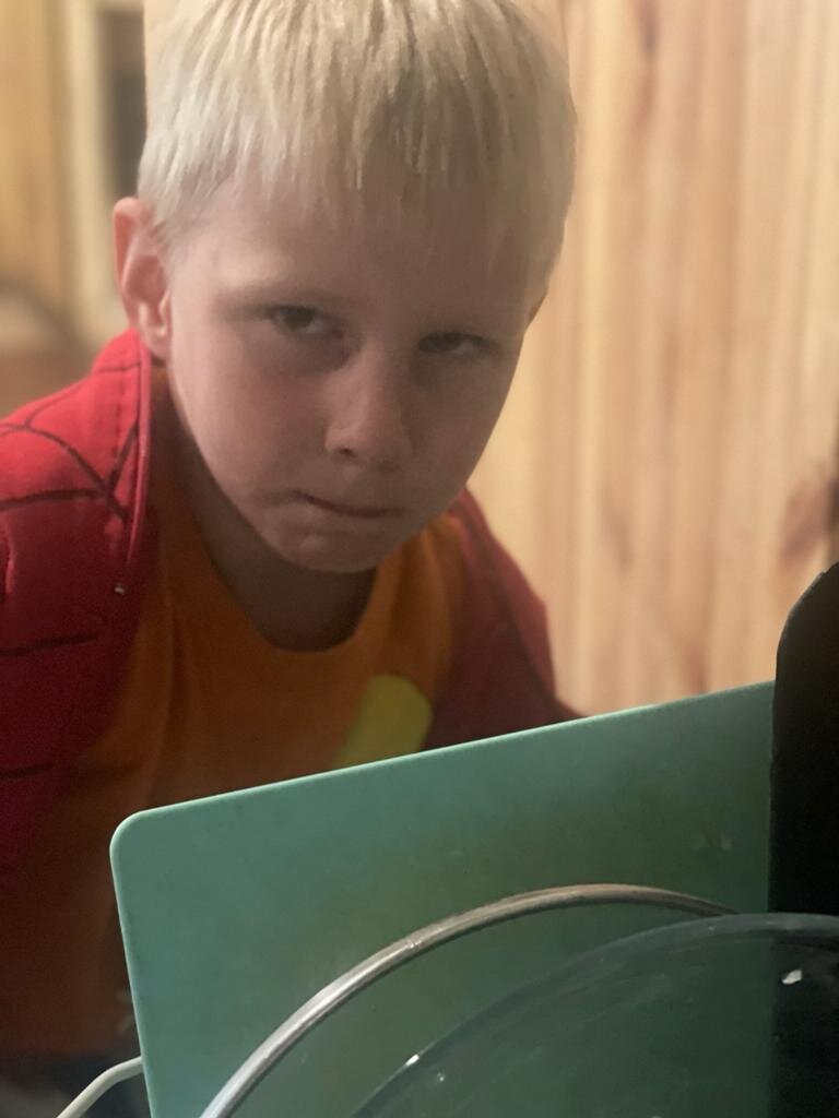 Мой средний сын "радостно" загружает посудомойку со зверским выражением лица