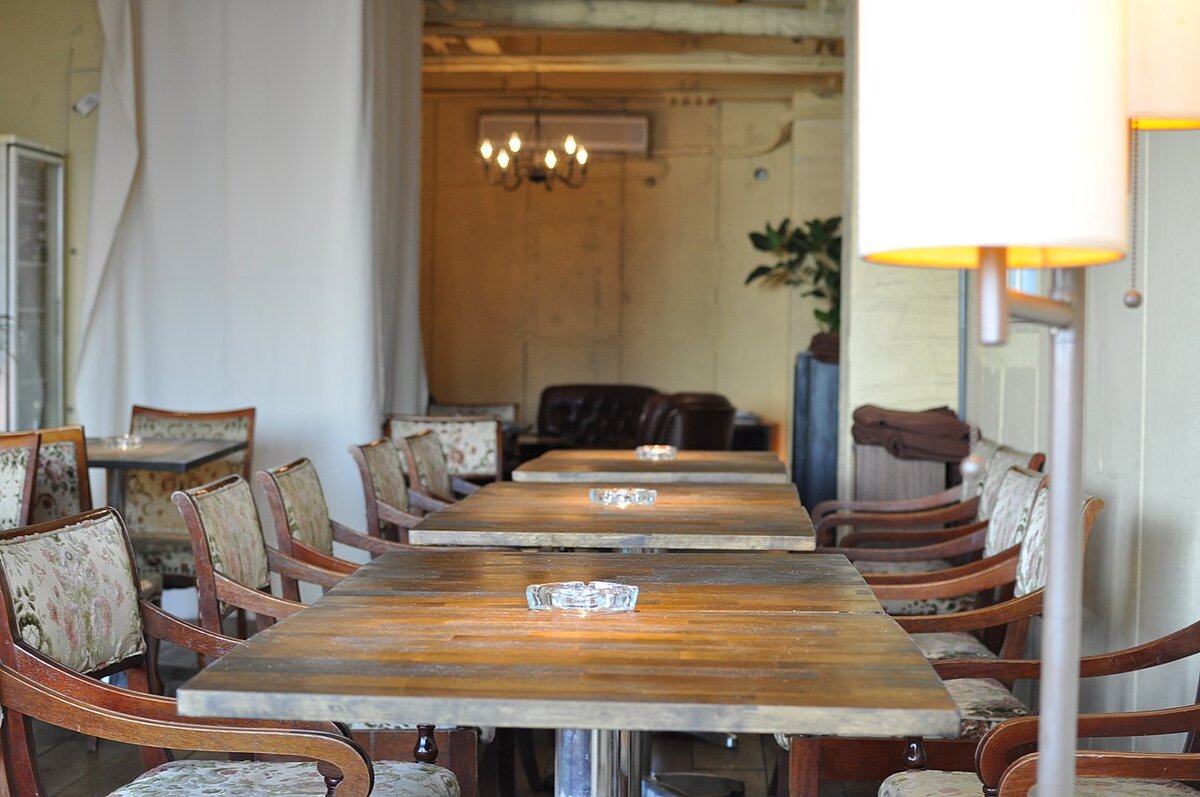 By emi moriya from Tokyo, Japan - Woodern interior, CC BY-SA 2.0, https://commons.wikimedia.org/w/index.php?curid=79536985. Арт-Станция. на столах-пепельницы. Япония, 2010 год