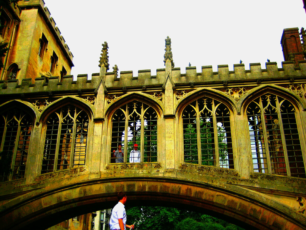 Проход в библиотеку в одном из колледжей Кембриджа.