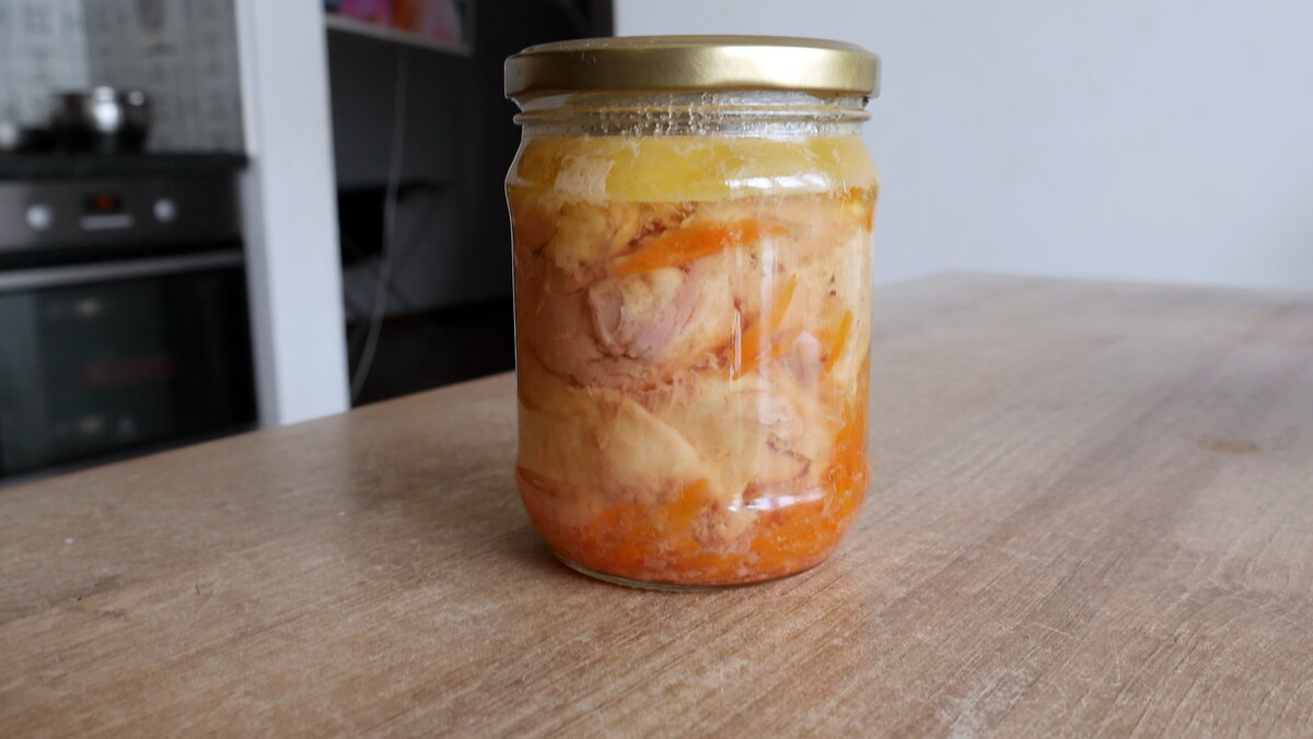 Банка домашней куриной тушенки для привлечения внимания :)