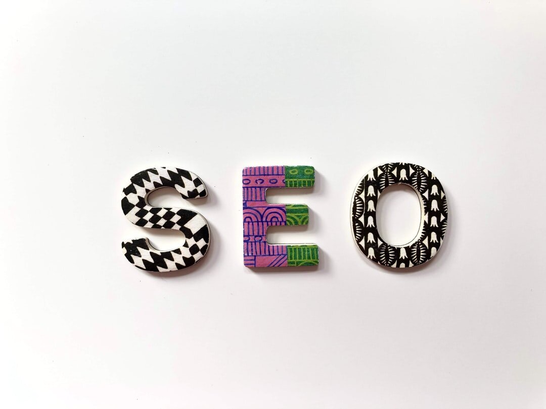 Стартовая точка SEO была заложена в 1998 году, когда владельцы сайтов раскручивались с помощью применения спам-ключей.