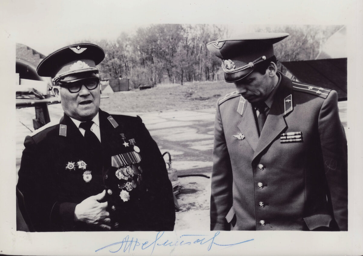 Личное фото из архива Козлова Анатолия Семёновича. Встреча с легендарным летчиком М.П. Девятаевым