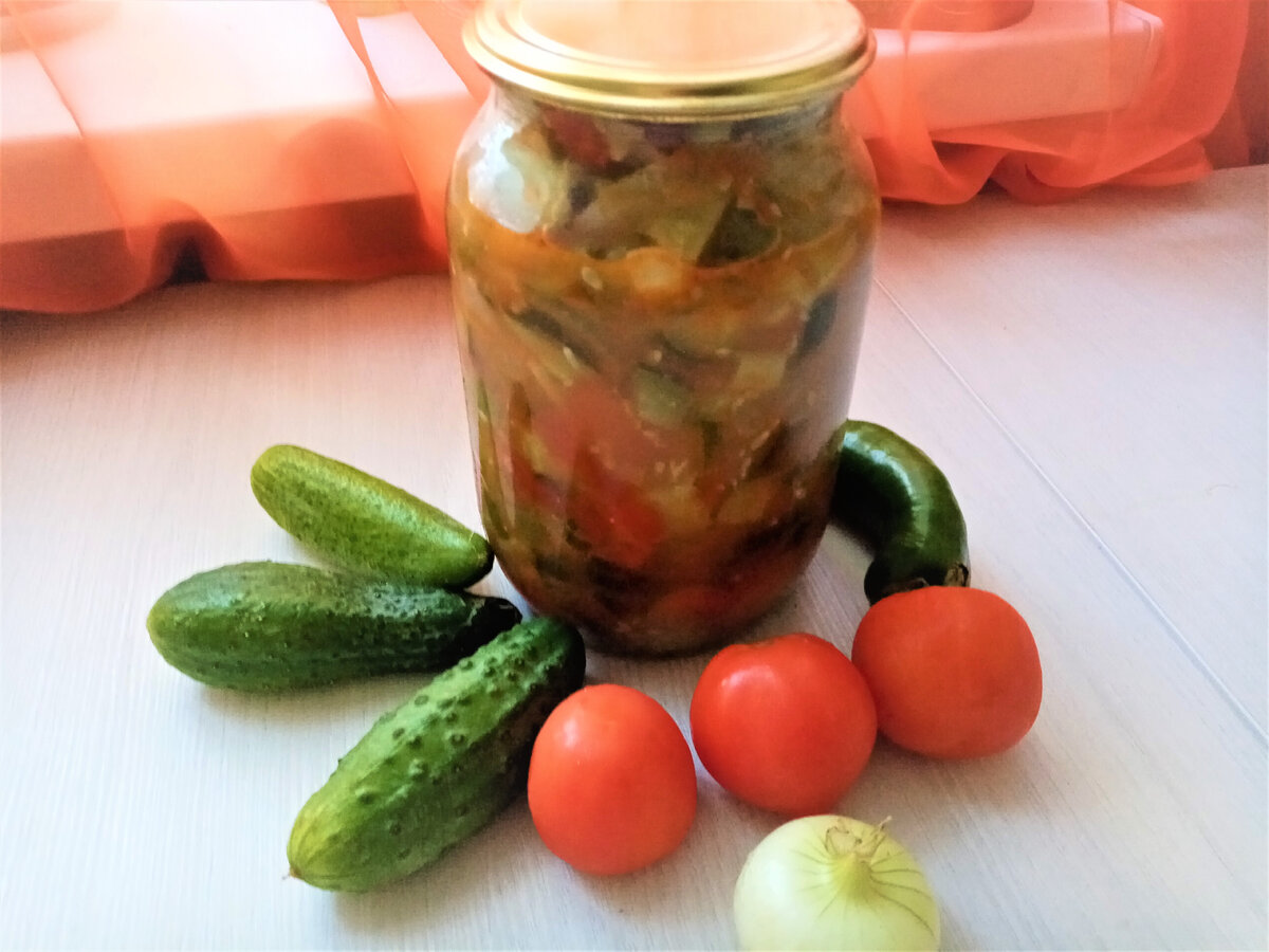 Салат по этому рецепту не требует стерилизации, поскольку овощи варятся до раскладывания в банки. Процесс варки не долгий, так что огурцы и помидоры остаются почти как свежие, не разваливаются, и благодаря консервантам – уксусу, соли и сахару – долго хранятся. 