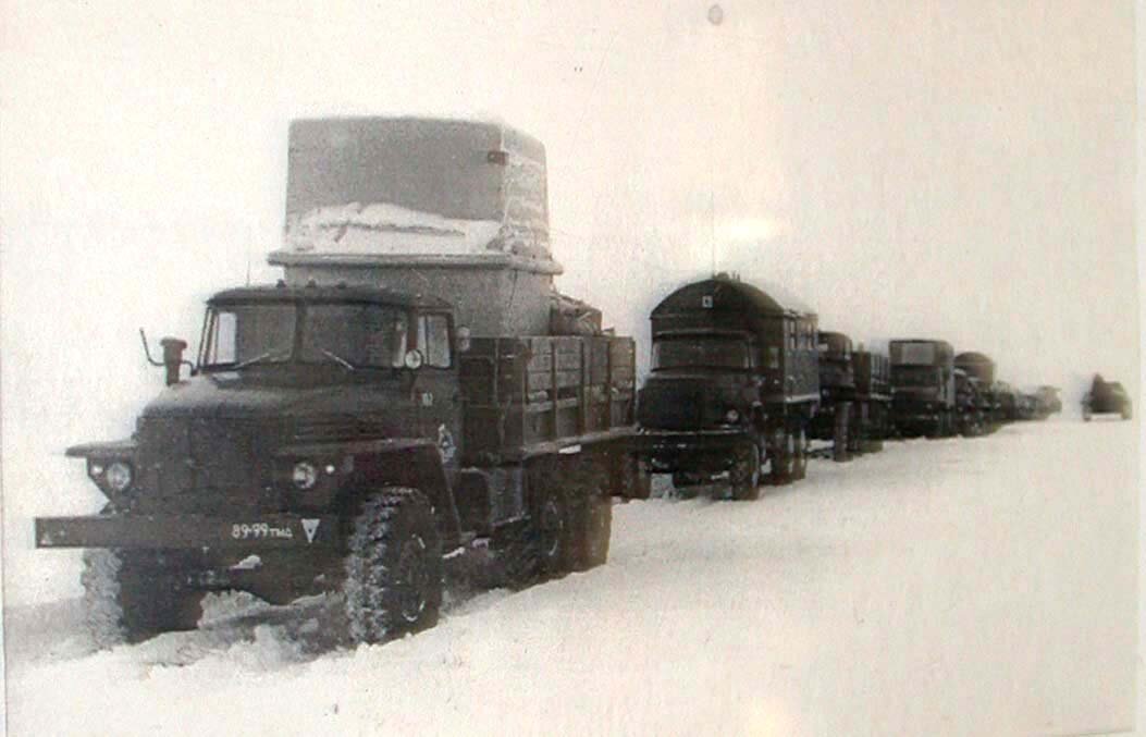 Колонна машин на зимнике 
