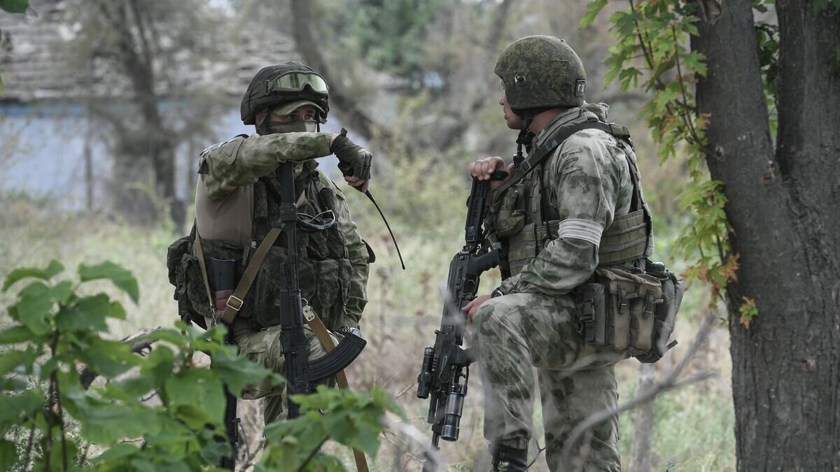    Военнослужащие ВС РФ в селе Александровка Херсонской области© РИА Новости / Константин Михальчевский