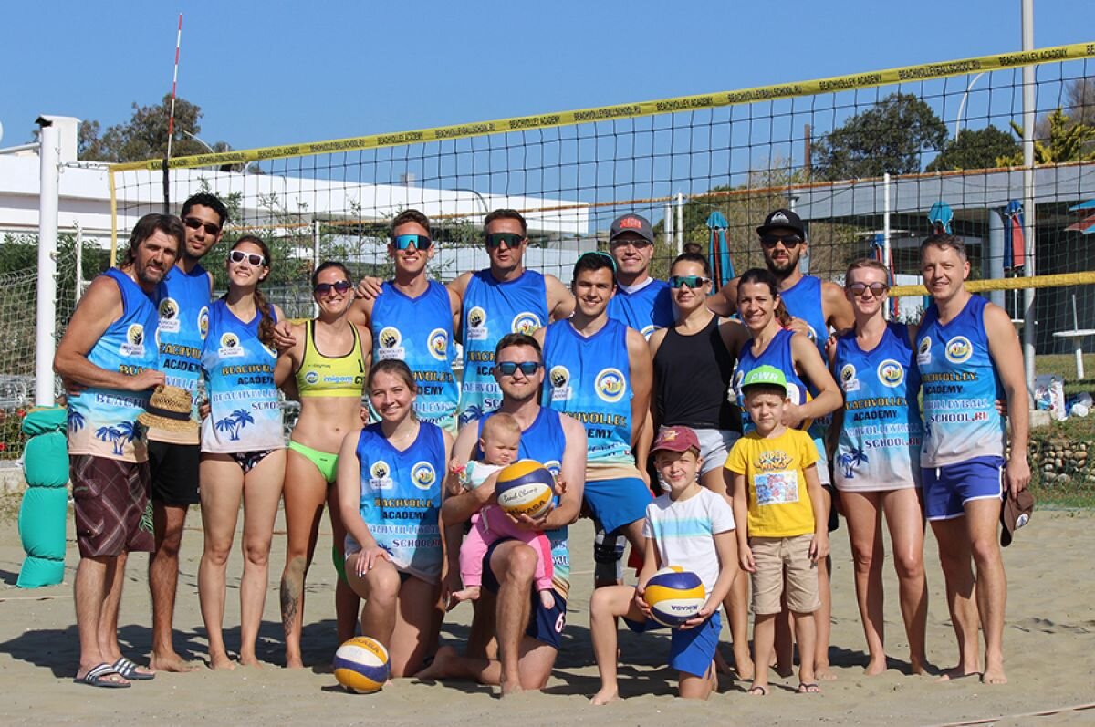    Сергей Молчанов (крайний слева) продолжает работу в пляжном волейболе. Но теперь на Кипре.