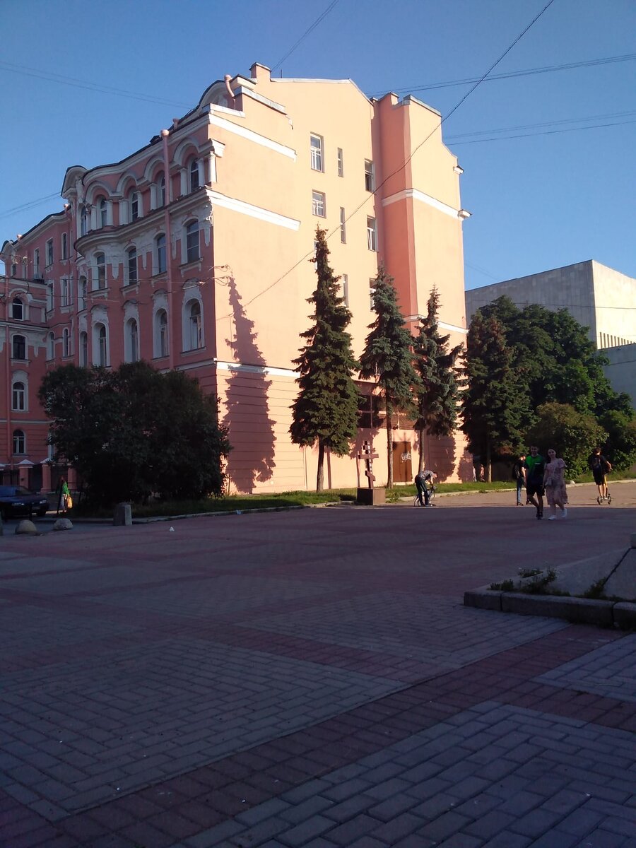 Дом, стоявший на месте, где сейчас растут ёлки, принадлежал графине Наталье Д'Турдонне