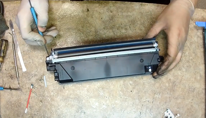 Фото 73. Проверяем, как картридж "стелет шубу". Прокручиваем магнитный ролик за шестеренки, указанные стрелками