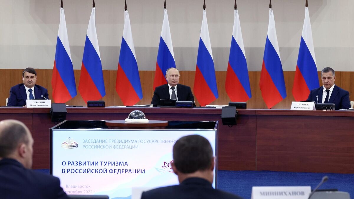    резидент РФ Владимир Путин проводит расширенное заседание президиума Государственного Совета по вопросам развития национальной туристической индустрии в современных условиях© РИА Новости / POOL