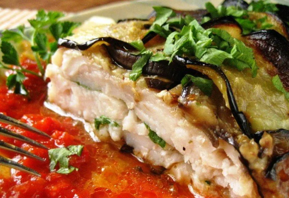 Рыба и баклажаны сочетаются ли. Рыба с баклажанами в духовке. Красная рыба с баклажаном. Красная рыба с баклажаном. Красная рыба с баклажаном.