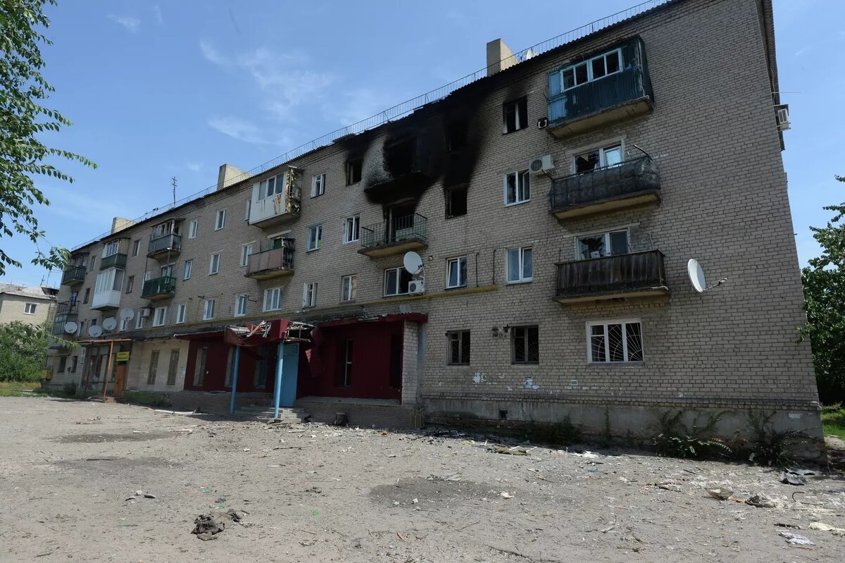 Жилой многоквартирный дом в поселке Пески Донецкой области, пострадавший от артиллерийского обстрела города украинскими силовиками. © РИА Новости / Михаил Воскресенский