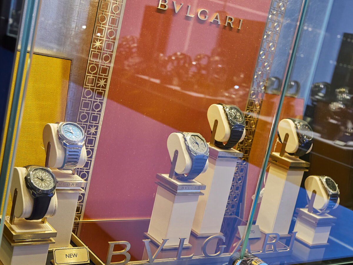 Bvlgari Octo Roma (слева), Bvlgari Octo Finissimo (справа)