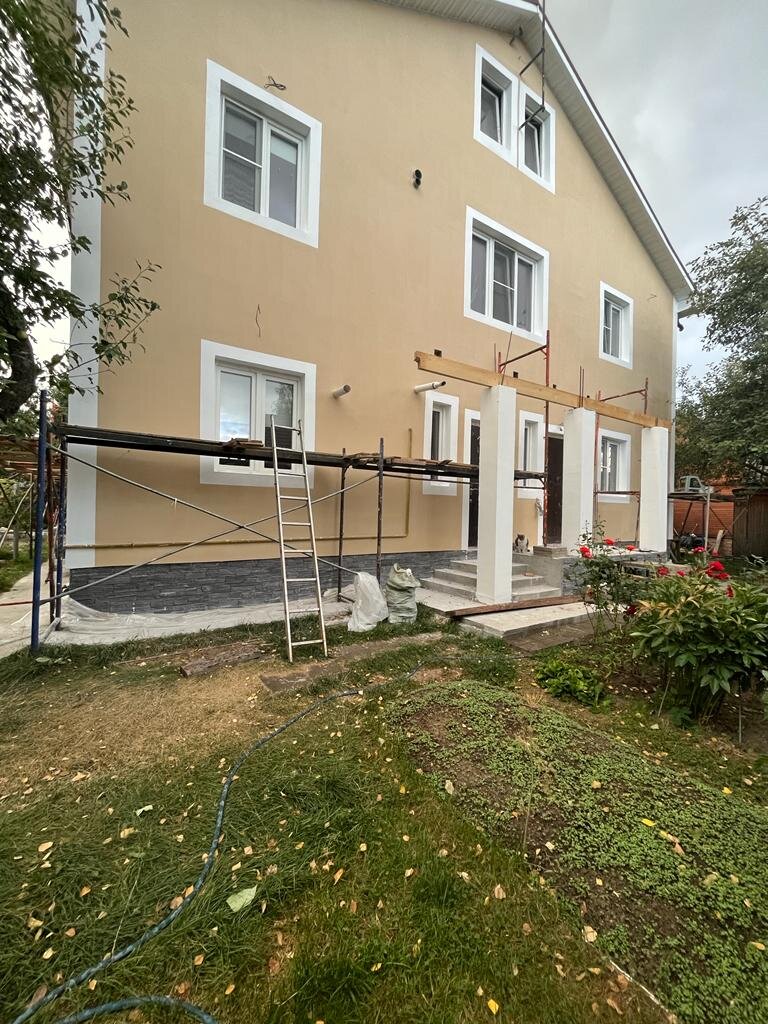 Внешняя отделка – это важнейший этап работ, на котором формируется окончательный облик строения. Именно фасад задает общий тон в восприятии здания, украшает и придает ему индивидуальные черты. Наряду с декоративной функцией наружная отделка имеет и немаловажное практическое значение. Она может создавать дополнительную шумо- и теплоизоляцию, защищает стены от негативного воздействия окружающей среды (влаги, перепадов температур и т.д.) и тем самым продлевает срок службы здания.С учетом этого к решению вопросов по отделке фасадов следует подходить со всей ответственностью.