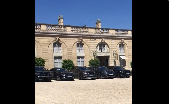 Машины у Елисейского дворца (фото из статьи в "Фигаро")