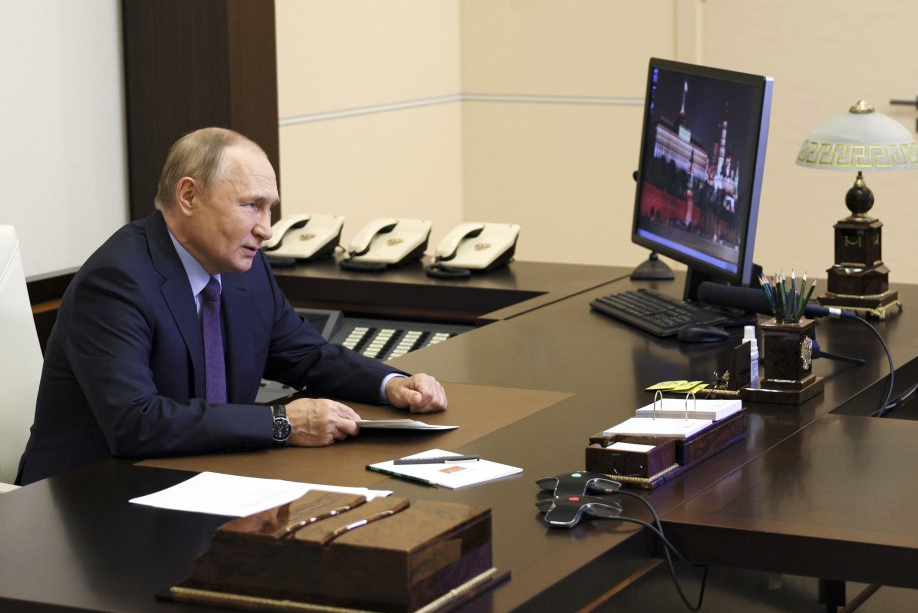 Владимир Путин проводит совещание по экономическим вопросам в режиме видеоконференции в подмосковной резиденции "Ново-Огарёво".