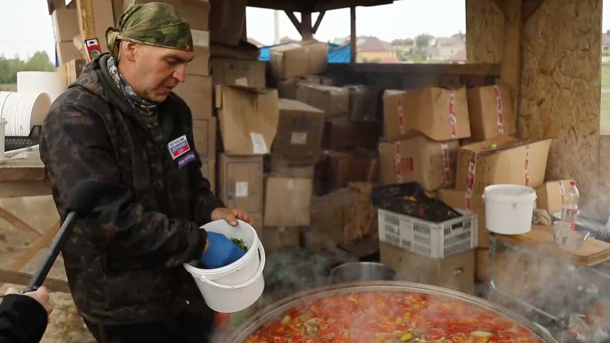     Волонтёр Руслан Аджиахметов из Ставрополя готовит плов и шурпу для 400 российских бойцов