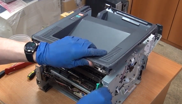 Фото 72. Провода, закрепленные на направляющей