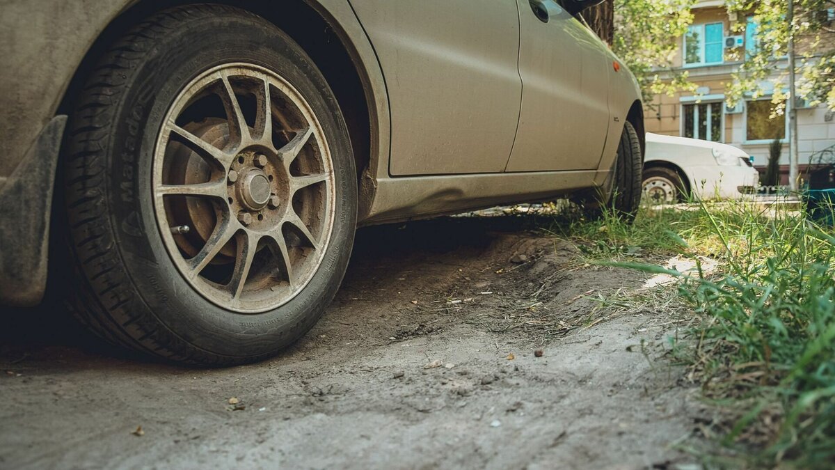     С начала года в Сургуте выдали 147 постановлений за нарушение парковки на газонах.