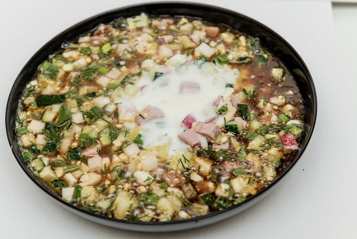 Окрошка. Окрошка на квасе. Окрошка с копченой курицей. Окрошка с колбасой.
