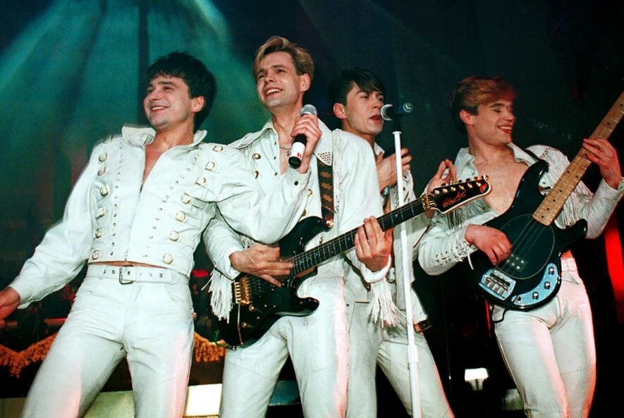 В том же году группа провела гастроли за границей, посетив Германию, Соединенные Штаты и Турцию. 