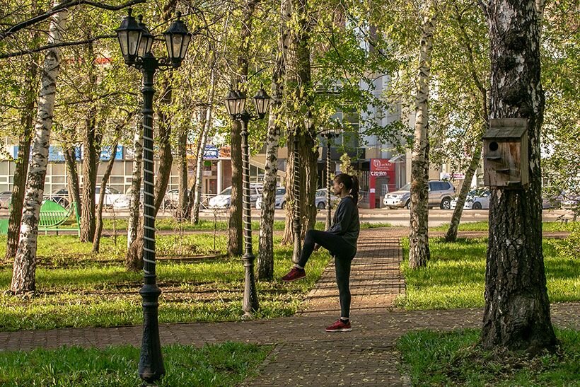 Очень простой и тем не менее действенный «рецепт» — просто выйти на прогулку и подышать воздухом. 