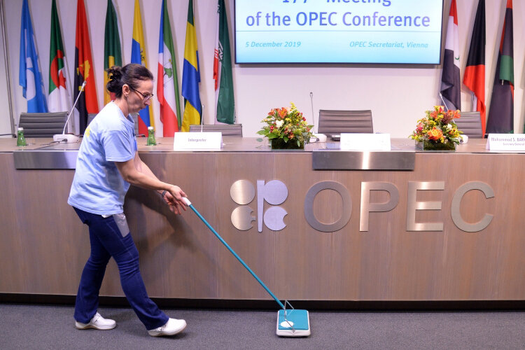    «Саудовская Аравия и Россия, а также примкнувшие к ним страны, договорились о сокращении добычи нефти на 2 млн бочек в сутки. Это и с точки зрения геополитической, и экономической чрезвычайно важно»