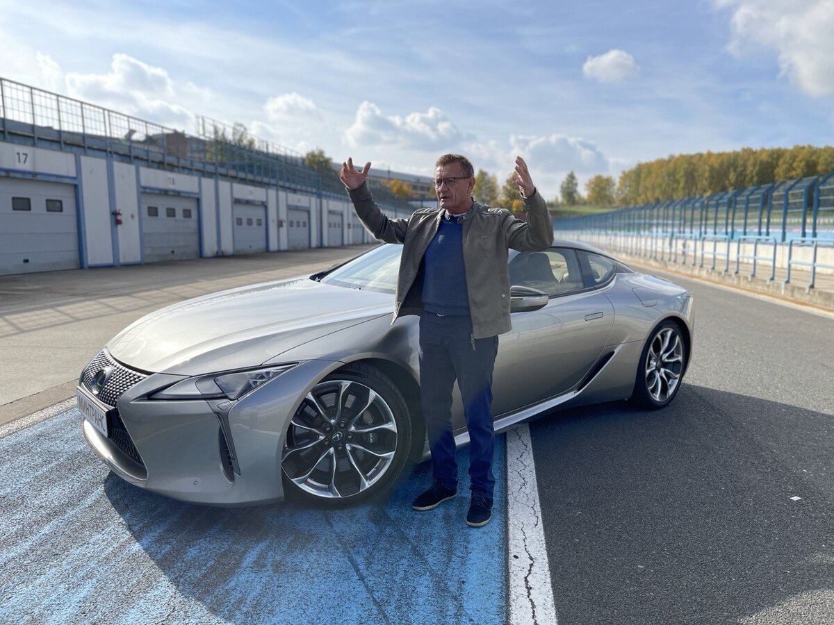 Субботин показывает размер глаза рыбы, которую он поймал